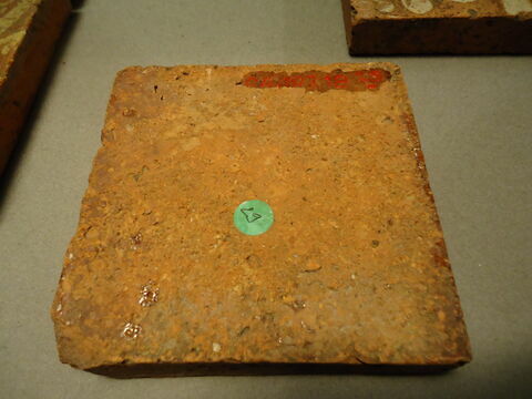 Carreau de pavement bicolore, d'un ensemble de quatre (OA 10218 29 à 31 bis), image 3/4