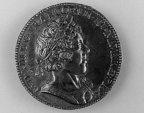 Médaille : Louis XIII / façade du Louvre, image 1/2