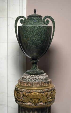 Vase, image 2/2