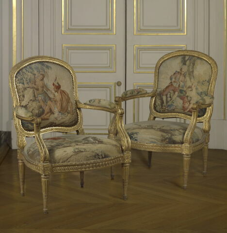 Canapé à joues, d'une suite de deux (avec OA 10506 2) et de huit fauteuils 