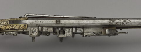 Pistolet à décor incrusté de scènes de chasse, image 6/9