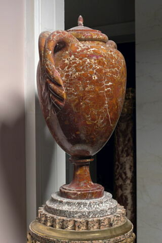 Vase, image 2/2