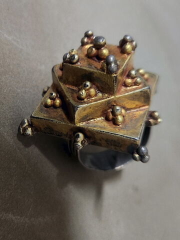 Bague à chaton pyramidal, image 2/5