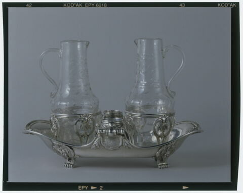 Huilier-vinaigrier aux armes de la famille Des Plas, image 2/5