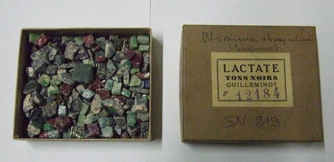 Boîte contenant de petits morceaux de mosaique de verre et de serpentine