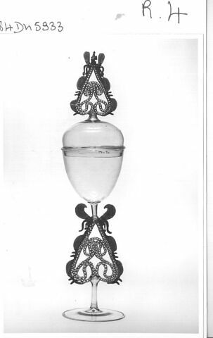 Verre "à serpents" couvert