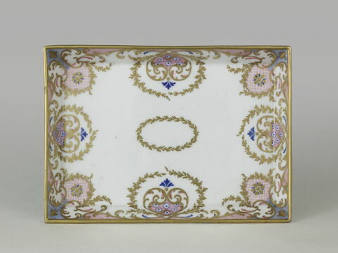 Déjeuner en porcelaine tendre, comprenant : un plateau, une tasse et soucoupe, un sucrier, image 2/6