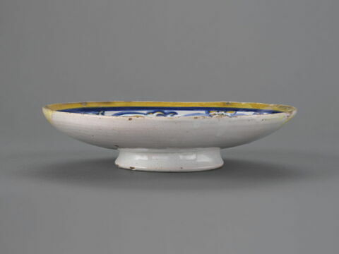 Coupe ronde à décor en relief : armoiries des Pironi de Bologne (?), image 3/3