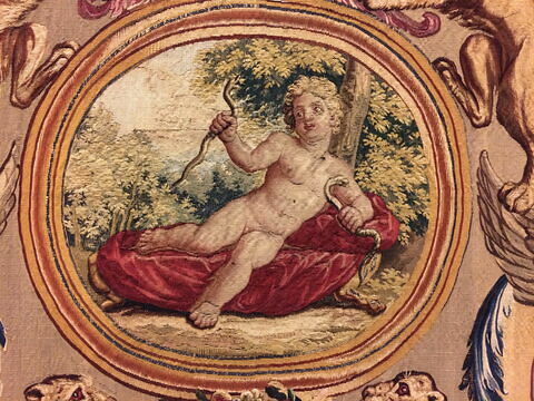 Fragment de la tapisserie Le Triomphe d'Hercule : Hercule tuant le serpent, de la tenture des Triomphes des Dieux, image 5/14