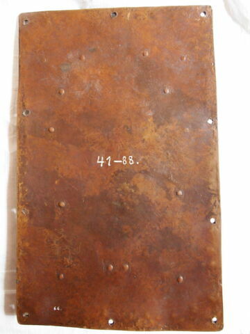 Plat de reliure ou plaque de châsse : Crucifixion avec figure d'applique du Christ couronné, image 3/4