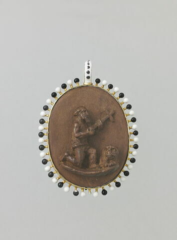 Médaillon ovale en buis ; d'un côté l'Annonciation, de l'autre, saint Jérôme à genoux tenant une croix