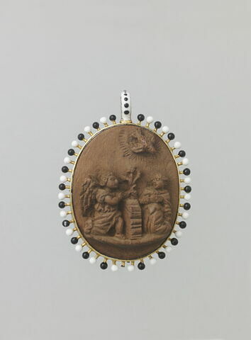 Médaillon ovale en buis ; d'un côté l'Annonciation, de l'autre, saint Jérôme à genoux tenant une croix, image 2/2
