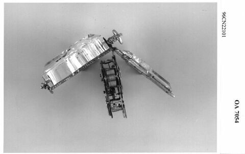 Montre en forme de croix, image 4/9
