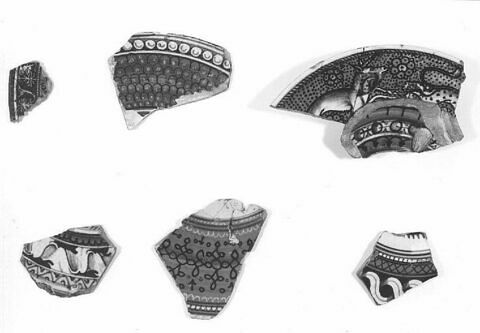 Fragment d'aile de plat : deux chiens (?) en frise, image 3/3