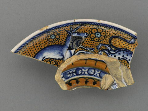 Fragment d'aile de plat : deux chiens (?) en frise