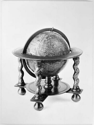 Globe terrestre monté postérieurement à partir de fuseaux