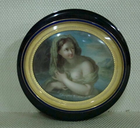 Bonbonnière ornée d'une nymphe