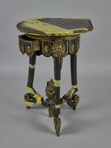 Table en encoignure, d'une paire, image 2/10