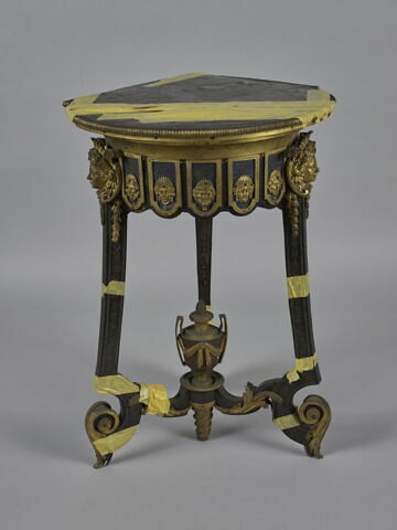 Table en encoignure, d'une paire, image 3/10
