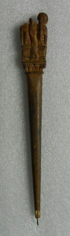 Moulage de gravoir : couple avec chien et épervier (pointe cassée) conservé au musée national du Moyen Age - Thermes de Cluny (inventaire CL 376), image 3/3