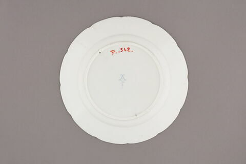 Assiette d'une série de quarante et une (R 510 à 549 bis); du service en pâte tendre blanche décorée de vases fleuris et d'amour en camaïeu rose et à bordure oeil de perdrix doré (R 489 à 549), image 2/3