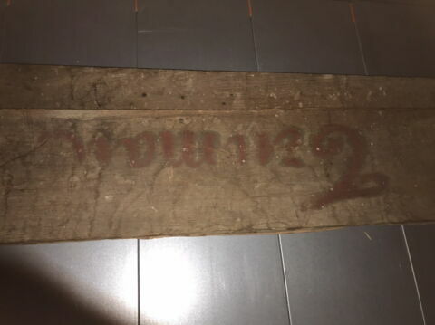 Deux fragments d'un panneau de lambris décorés d'une rosace centrale, image 3/13
