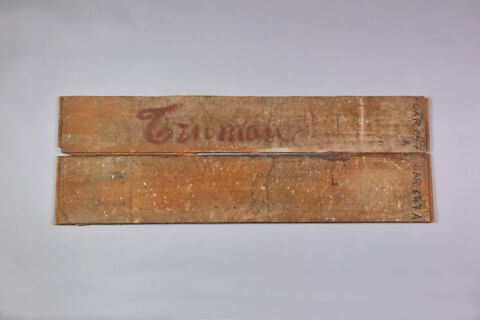 Deux fragments d'un panneau de lambris décorés d'une rosace centrale, image 11/13