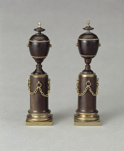 Urne, d'une paire de vases dits "séditieux" (Marie-Antoinette), avec OA 11833 (Louis XIV)