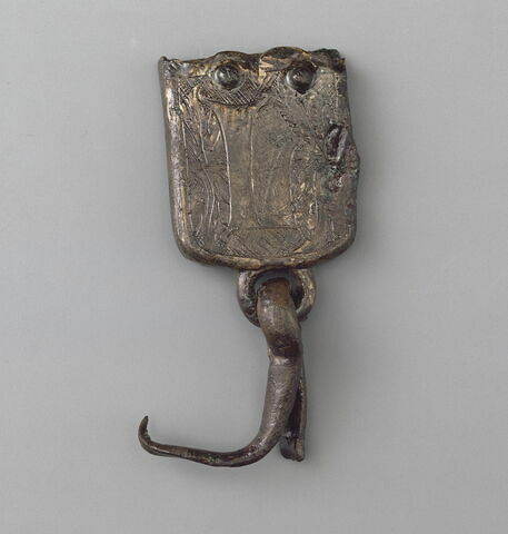 Eléments aux armes et emblèmes de Louis de Guyenne : deux embouts de courroie au chiffre L majuscule gravé [Louis de Guyenne], image 3/3