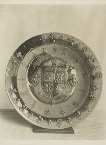 Bassin rond fleurdelysé : armes de Louis de Villiers de l'Isle-Adam, évêque de Beauvais (1497-1521), image 3/3