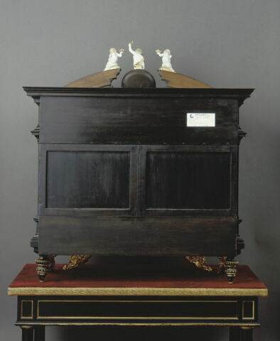 Cabinet, image 2/10