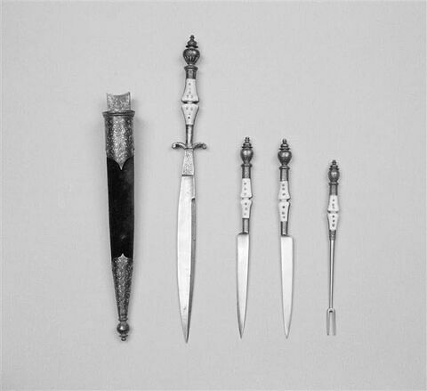 Trousse contenant 3 couteaux et une fourchette
