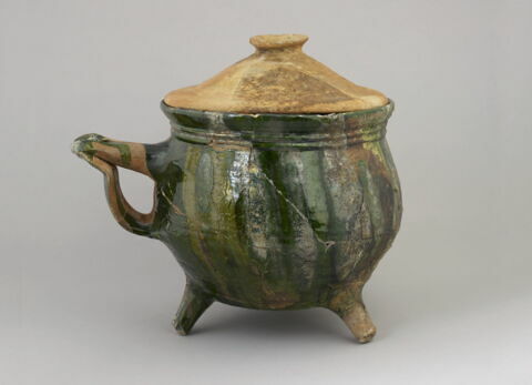 Marmite tripode à une anse