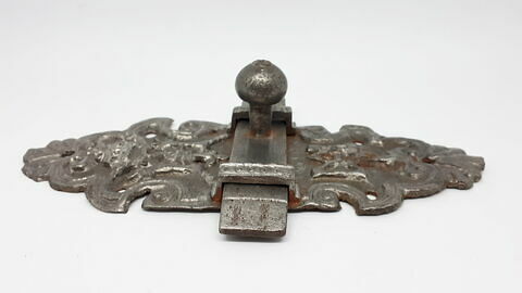 Verrou en métal repoussé de forme oblongue, décoré d'une coquille à la partie supérieure et à la partie inférieure, image 2/3