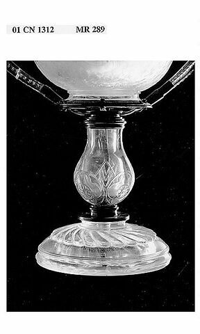 Pied composé d'une coupe et d'un flacon