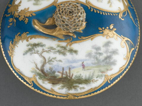 Gobelet à lait à deux anses et sa soucoupe, image 10/15