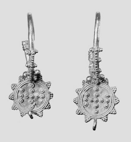 Paire de boucles d'oreille avec deux T opposés sur la demi-sphère, image 6/9