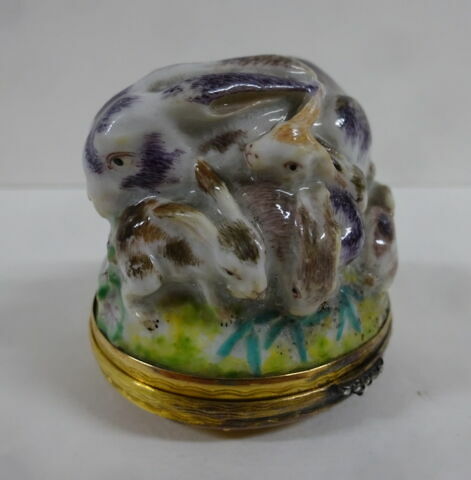 Bonbonnière en porcelaine en forme de lapine, image 2/5