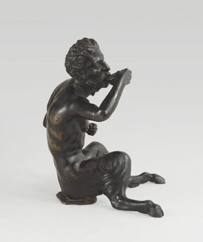 Statuette : satyre assis sur un vase et buvant, image 3/5