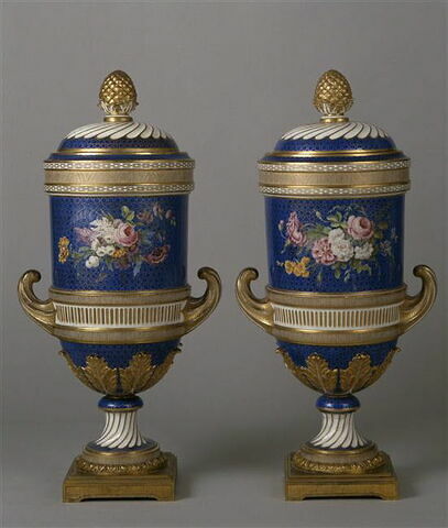 Paire de vases Bachelier à anses et à couronnes (OA 10890 A et OA 10890 B), image 2/5