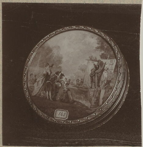 Bonbonnière ronde : comédiens dans un parc, image 4/4