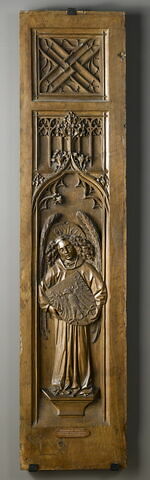 Dossier de stalle : un ange tenant un écu aux armes de l' abbaye de Saint-Claude, image 1/2