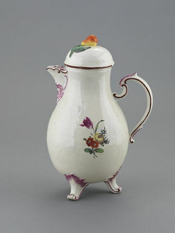 Cafetière à décor de fleurs et fruits, modelé en léger relief et peint au naturel
vers 1770-1775
Du même ensemble, voir aussi le pot à sucre OA 11877, image 5/7