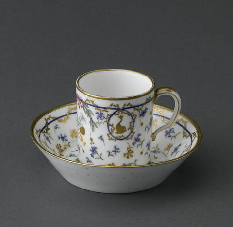 Tasse et soucoupe en porcelaine tendre, image 11/11