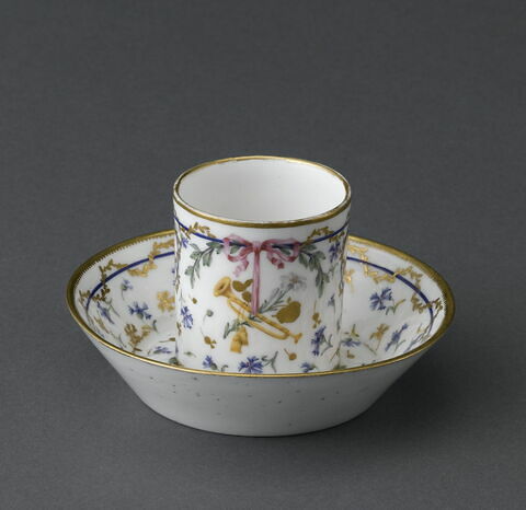 Tasse et soucoupe en porcelaine tendre, image 2/11