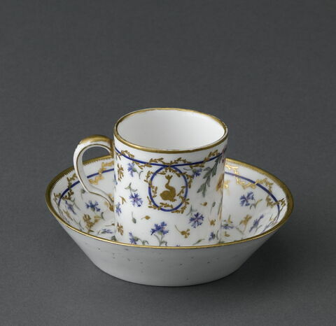 Tasse et soucoupe en porcelaine tendre, image 3/11