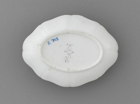 Plateaux ovales à bord contourné, d'une paire (R 796)., image 5/7