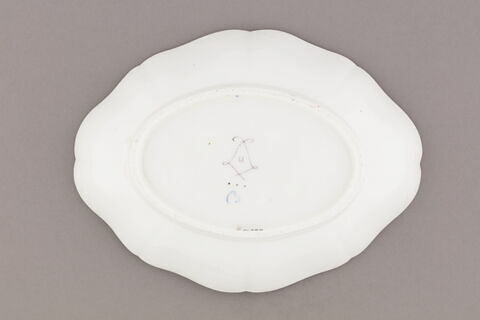 Plateaux ovales à bord contourné, d'une paire (R 796)., image 2/7