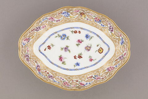 Plateaux ovales à bord contourné, d'une paire (R 796)., image 3/7