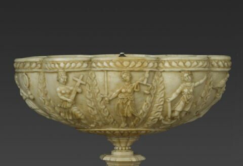 Coupe ovale polylobée : les Vertus, image 2/8